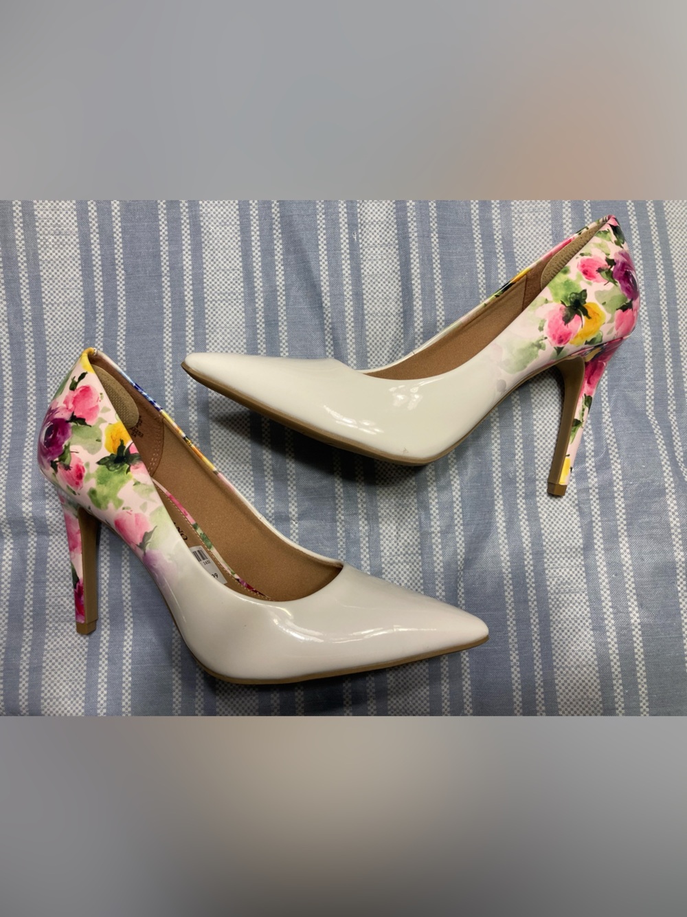 NWOT Christian Siriano pointed toe, white and floral heels.